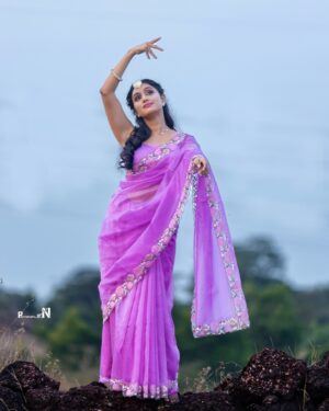 Tanvi Rao Instagram - ಕೇದಿಗೆ ಗರಿಯಂಥ ನಿನ್ನ ನೋಟ.. 🍁

Shot for, saree by @sankalpa_angadi 
Photography- @photograph_by_nv 
MUAH- @elegant_glaze 
Styling- @sahanastylediary 
Floral art- @floral_art_by_nidhi