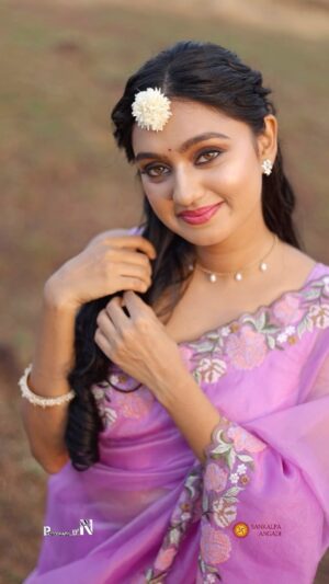Tanvi Rao Instagram - When she smiles like the evening sun 💫

Hope this year brings you smiles, warmth and love 🌼 
Happy beginnings 💐

Shot for, saree by @sankalpa_angadi 
Photography- @photograph_by_nv 
MUAH- @elegant_glaze 
Styling- @sahanastylediary 
Floral art- @floral_art_by_nidhi 

#saree #floral #collaboration #model #makeup #hair #tanvirao #mayavi #shreyabasu #kannada #kannadareels