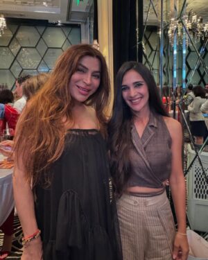 Tara Sharma Instagram - @samanthafaiers ❤️ so lovely meeting! Still amazed by the coincidence that both of us had TV shows of our diaries as Mums at about the same time..me in India #thetarasharmashow #diariesofanewmum and you in the UK #mummydiaries ! And how we have both evolved our ventures in new directions now. Looking forward to our proper chat and will post our little video soon too. A huge congrats and good luck with @revivecollagen to you and all the team . 

Lovely meeting all the other lovely #beauty #brands and #entrepreneurs too. Here a bunch of photos. Tried to tag those I could but please do DM and tag too. @danielsandlermakeup @dr.pawpaw @bare_addiction @delilahcosmetics @menteathskincare @argentum @sbcskincareuk @naturally.honest.labs 

Really embraced my #mixed ness tonight haaha. Being half Indian and half English! Thank you @ukinindia for including me in this special evening and good luck to all of you for #ukatcosmoprofin @cosmoprofindia . And as always, so lovely meeting British Deputy High Commissioner, Trade Commissioner and Chief Negotiator for the UK India FTA Free Trade Agreement, #HarjindarKang and his lovely wife Kamaljeet. PS Walk the Talk video on YouTube.

Fab meeting after ages too @ojasrajani ! And reminiscing about all the fun we had when you did my make up for my first film #omjaijagadish .

Loved wearing this thanks @_shrutisancheti and as always thanks @recindamartis_hairandmakeup More photos and vids of ze look soon. #mixed #mixedthatsus 

Onward and upward touch wood😀🧿

#staysafe
