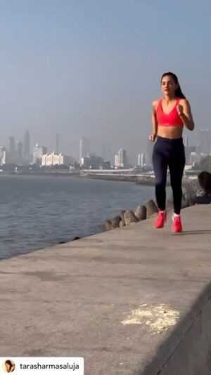 Tara Sharma Instagram - #hymnfortheweekend seems like the right choice for this little vid given fab @coldplay & the #marathon are in our city this weekend ah and @roopaksaluja ‘s @bangbangmediacorp produced that video .. Here a little snippet from the bts of a fun shoot we did last year for @bombaytimes for the @tatamummarathon @procamintl where I will be running the #DreamRun again this year for @cpaaindia @teachforindia @cuddlesfoundation 
As you know I have been running it every year since it’s inception 21 years ago except the two years I was pregnant. A fabulous atmosphere and for very worthy causes. #ootd @pumaindia Remember this @debaratissen @tejas.kudtarkar @recindamartis_hairandmakeup @ronellasanthumayorbaptista 
#staysafe