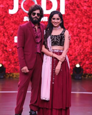 Tejaswini Gowda Instagram - Family♥️ 
Ishmart Jodi 🥰 

Outfit: @tanvitha_desighner_botique