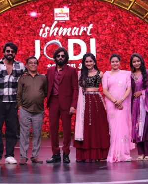 Tejaswini Gowda Instagram - Family♥️ 
Ishmart Jodi 🥰 

Outfit: @tanvitha_desighner_botique