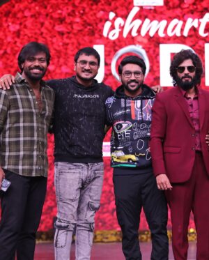 Tejaswini Gowda Instagram - Family♥️ 
Ishmart Jodi 🥰 

Outfit: @tanvitha_desighner_botique