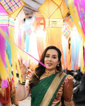 Tejaswini Lonari Instagram - दिवाळीच्या हार्दिक शुभेच्छा!🪔🪔🪔🪔

Captured by- @clickart_photofilms 
Makeup and hair by- @bhagya_makeup_expert 
Saree and jewellery by - @upasanafashion 
Team management by- @glamour_mediaa