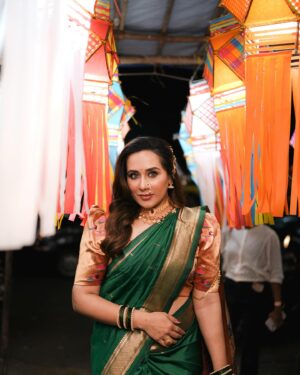 Tejaswini Lonari Instagram - दिवाळीच्या हार्दिक शुभेच्छा!🪔🪔🪔🪔

Captured by- @clickart_photofilms 
Makeup and hair by- @bhagya_makeup_expert 
Saree and jewellery by - @upasanafashion 
Team management by- @glamour_mediaa