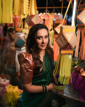 Tejaswini Lonari Instagram - दिवाळीच्या हार्दिक शुभेच्छा!🪔🪔🪔🪔

Captured by- @clickart_photofilms 
Makeup and hair by- @bhagya_makeup_expert 
Saree and jewellery by - @upasanafashion 
Team management by- @glamour_mediaa