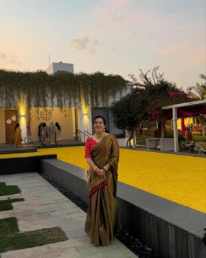 Tejaswini Lonari Instagram - Draped in elegance, wrapped in grace ✨🌙 #SareeMagic