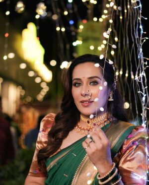 Tejaswini Lonari Instagram - दिवाळीच्या हार्दिक शुभेच्छा!🪔🪔🪔🪔

Captured by- @clickart_photofilms 
Makeup and hair by- @bhagya_makeup_expert 
Saree and jewellery by - @upasanafashion 
Team management by- @glamour_mediaa