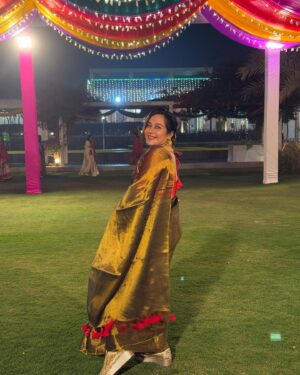 Tejaswini Lonari Instagram - Draped in elegance, wrapped in grace ✨🌙 #SareeMagic