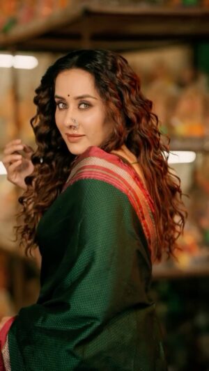 Tejaswini Lonari Instagram - सुख म्हणजे फुलांचा गंध,
हसतं मन आणि छोट्या गोष्टींचा छंद ….

#tejaswinilonari #heartqueen #goodvibes 

Captured by- @aditya.image 
Makeup by- @alishawalunj_makeupartist 
Hair by - @hair_by_meenal 
Saree and Jwellery by - @lonarineelima
