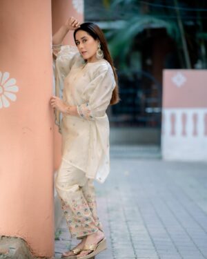 Tejaswini Lonari Instagram - “True strength lies not in conquering others, but in conquering ourselves. Peace is the greatest victory, for when the heart is at peace, no battle can break us.”🧿🧿🧿
Happy Dussehra! ☀️ May this festival of victory bring you strength, courage, and success in all your endeavors. Let the triumph of good over evil inspire you to overcome every challenge with grace and wisdom. Wishing you and your loved ones joy, peace, and prosperity!🫶🫶🫶🫶
#dussehra #goodvibes 

Captured by - @a9ragphotography 
Makeu&hair by - @makeupartist_pratikshasalunkhe 
Outfit by - @desidarzi.official 
Team management - @glamour_mediaa