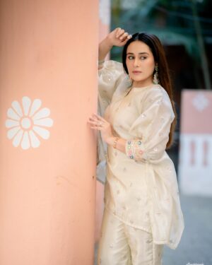 Tejaswini Lonari Instagram - “True strength lies not in conquering others, but in conquering ourselves. Peace is the greatest victory, for when the heart is at peace, no battle can break us.”🧿🧿🧿
Happy Dussehra! ☀️ May this festival of victory bring you strength, courage, and success in all your endeavors. Let the triumph of good over evil inspire you to overcome every challenge with grace and wisdom. Wishing you and your loved ones joy, peace, and prosperity!🫶🫶🫶🫶
#dussehra #goodvibes 

Captured by - @a9ragphotography 
Makeu&hair by - @makeupartist_pratikshasalunkhe 
Outfit by - @desidarzi.official 
Team management - @glamour_mediaa