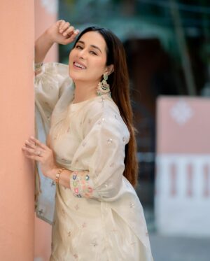 Tejaswini Lonari Instagram - “True strength lies not in conquering others, but in conquering ourselves. Peace is the greatest victory, for when the heart is at peace, no battle can break us.”🧿🧿🧿
Happy Dussehra! ☀️ May this festival of victory bring you strength, courage, and success in all your endeavors. Let the triumph of good over evil inspire you to overcome every challenge with grace and wisdom. Wishing you and your loved ones joy, peace, and prosperity!🫶🫶🫶🫶
#dussehra #goodvibes 

Captured by - @a9ragphotography 
Makeu&hair by - @makeupartist_pratikshasalunkhe 
Outfit by - @desidarzi.official 
Team management - @glamour_mediaa