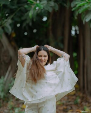 Tejaswini Lonari Instagram - “True strength lies not in conquering others, but in conquering ourselves. Peace is the greatest victory, for when the heart is at peace, no battle can break us.”🧿🧿🧿
Happy Dussehra! ☀️ May this festival of victory bring you strength, courage, and success in all your endeavors. Let the triumph of good over evil inspire you to overcome every challenge with grace and wisdom. Wishing you and your loved ones joy, peace, and prosperity!🫶🫶🫶🫶
#dussehra #goodvibes 

Captured by - @a9ragphotography 
Makeu&hair by - @makeupartist_pratikshasalunkhe 
Outfit by - @desidarzi.official 
Team management - @glamour_mediaa