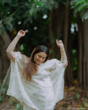 Tejaswini Lonari Instagram - “True strength lies not in conquering others, but in conquering ourselves. Peace is the greatest victory, for when the heart is at peace, no battle can break us.”🧿🧿🧿
Happy Dussehra! ☀️ May this festival of victory bring you strength, courage, and success in all your endeavors. Let the triumph of good over evil inspire you to overcome every challenge with grace and wisdom. Wishing you and your loved ones joy, peace, and prosperity!🫶🫶🫶🫶
#dussehra #goodvibes 

Captured by - @a9ragphotography 
Makeu&hair by - @makeupartist_pratikshasalunkhe 
Outfit by - @desidarzi.official 
Team management - @glamour_mediaa