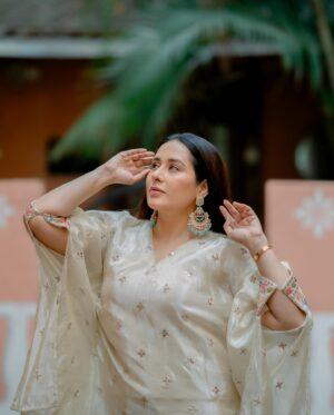 Tejaswini Lonari Instagram - “True strength lies not in conquering others, but in conquering ourselves. Peace is the greatest victory, for when the heart is at peace, no battle can break us.”🧿🧿🧿
Happy Dussehra! ☀️ May this festival of victory bring you strength, courage, and success in all your endeavors. Let the triumph of good over evil inspire you to overcome every challenge with grace and wisdom. Wishing you and your loved ones joy, peace, and prosperity!🫶🫶🫶🫶
#dussehra #goodvibes 

Captured by - @a9ragphotography 
Makeu&hair by - @makeupartist_pratikshasalunkhe 
Outfit by - @desidarzi.official 
Team management - @glamour_mediaa