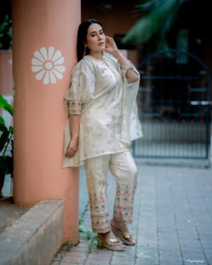 Tejaswini Lonari Instagram - “True strength lies not in conquering others, but in conquering ourselves. Peace is the greatest victory, for when the heart is at peace, no battle can break us.”🧿🧿🧿
Happy Dussehra! ☀️ May this festival of victory bring you strength, courage, and success in all your endeavors. Let the triumph of good over evil inspire you to overcome every challenge with grace and wisdom. Wishing you and your loved ones joy, peace, and prosperity!🫶🫶🫶🫶
#dussehra #goodvibes 

Captured by - @a9ragphotography 
Makeu&hair by - @makeupartist_pratikshasalunkhe 
Outfit by - @desidarzi.official 
Team management - @glamour_mediaa