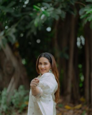 Tejaswini Lonari Instagram - “True strength lies not in conquering others, but in conquering ourselves. Peace is the greatest victory, for when the heart is at peace, no battle can break us.”🧿🧿🧿
Happy Dussehra! ☀️ May this festival of victory bring you strength, courage, and success in all your endeavors. Let the triumph of good over evil inspire you to overcome every challenge with grace and wisdom. Wishing you and your loved ones joy, peace, and prosperity!🫶🫶🫶🫶
#dussehra #goodvibes 

Captured by - @a9ragphotography 
Makeu&hair by - @makeupartist_pratikshasalunkhe 
Outfit by - @desidarzi.official 
Team management - @glamour_mediaa