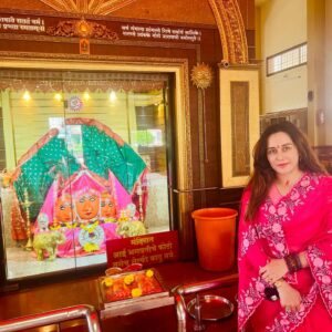Tejaswini Lonari Instagram - “माँचे दर्शन… मनाला शांती, आत्म्याला ऊर्जा 🌸🙏
देवीच्या चरणी साक्षात्कार घेत, नव्या उमेदीनं पुन्हा एक नवी सुरुवात!”
#jagdambamata #yeola