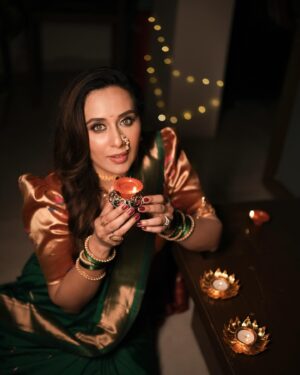 Tejaswini Lonari Instagram - दिवाळीच्या हार्दिक शुभेच्छा!🪔🪔🪔🪔

Captured by- @clickart_photofilms 
Makeup and hair by- @bhagya_makeup_expert 
Saree and jewellery by - @upasanafashion 
Team management by- @glamour_mediaa