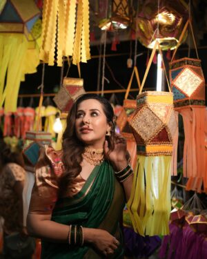 Tejaswini Lonari Instagram - दिवाळीच्या हार्दिक शुभेच्छा!🪔🪔🪔🪔

Captured by- @clickart_photofilms 
Makeup and hair by- @bhagya_makeup_expert 
Saree and jewellery by - @upasanafashion 
Team management by- @glamour_mediaa