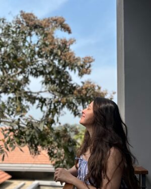 Tejaswini Pandit Instagram - काहीच कृत्रिम नको…!
सकाळचा चेहरा असाच असतो नाही का ? 
सध्या शरीरात inflammation खूप आहे, त्यावर काम चालू आहे. 
लवकर बरं व्हायचं आहे. 
Health First हेच ह्यावर्षीचं resolution नाही, ध्यास आहे.