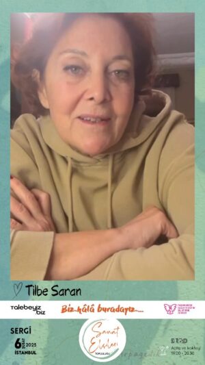 Tilbe Saran Instagram - @tilbe.saran ’nın size bir daveti var!

Kahramanmaraş depremlerinin 2. yılında, dayanışmanın ve dönüşümün bir parçası olmak adına Hatay’daki gençlerin sanat eserlerinin sergileneceği “Biz hâlâ buradayız...” sergisinin açılış kokteylinde buluşuyoruz.

Sizi, 6 Şubat günü DEPO İstanbul’da (Tophane) düzenlenecek açılış kokteylimize davet ediyor; sanat yoluyla dünyayı dönüştürme yolculuğumuzda varlığınızla bizleri onurlandıracağınızı umut ediyoruz.

Açılış kokteyli:
📍 DEPO İstanbul 
🗓 6 Şubat 2025, Perşembe, 
⏰️ 19.00 – 20.30

-------

Yeşil harita görselinden oluşan bir arka planda Tilbe Saran’ın görüntüsü geliyor. Saçları kahverengi ve omuzlarında. Üzerinde açık kahverengi bir kapüşonlu sweatshirt var. Hemen altta bir kalp çizimi var ve yanında siyah yazıyla “Tilbe Saran” yazıyor. Bu yazının altında beyaz bir şerit var. Şeridin üstünde solda Talebeyiz Biz ve sağda Füsun Sayek Derneği logoları var logoları ortasında ise turuncu yazıyla “Biz hâlâ buradayız…” yazıyor. Beyaz şeridin altında sol tarafta siyah renkte “SERGİ, 6 Şubat 2025, İstanbul” yazıyor. Ortada beyaz bir yuvarlak için Sanat Elçileri Topluluğu logosu var. Sağ alt köşede ise beyaz renkte 2 kadeh çizimi ve yanında DEPO logosu var. Logonun altında “Açılış ve kokteyl 19.00 – 20.30” yazıyor. 

Tilbe Saran’ın konuşması bittikten sonra Arsuz haritası arkaplanı beliriyor ve üzerine kokteyl bardakları geliyor. Altında siyah yazıyla “Açılış ve kokteyl, 6 Şubat Perşembe 19.00-20.30 yazıyor. Beyaz bir çizgi çekilmiş ve altında beyaz yazıyla “Biz hâlâ buradayız…” yazıyor. Onun altında ise DEPO logosu var ve “Lüleci Hendek Cad. No. 12 Tophane, İstanbul” yazıyor. Son ekran yeşil bir zemin üzerinde logolar kullanılarak “Sanat Elçileri Projesi, Talebeyiz Biz ve Füsun Sayek Sağlık ve Eğitim Geliştirme Derneği ortaklığında Sivil Toplum için Destek Vakfı, Turkey Mozaik Foundation ve Turkish Philanthropy Funds destekleriyle yürütülmektedir.” yazıyor.