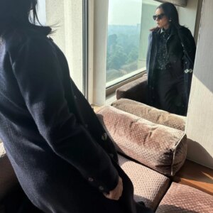 Tillotama Shome Instagram - Dhoop kinare in Delhi
Promotion #paatallok 
Thank you @makutextiles for keeping me warm top to bottom, in your beautiful winter wear.
@jaideepahlawat so good to meet your friend, Ashok from class 11!! The comfort of old friends.
Also please note image 4, I appreciate how while I sit straight to look taller, Jaideep bhai slouches to even things out. Small gestures, hit hard.
Thank you Delhi wallon for the love towards the show.