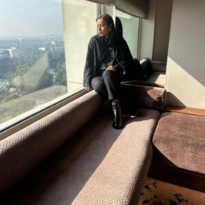 Tillotama Shome Instagram - Dhoop kinare in Delhi
Promotion #paatallok 
Thank you @makutextiles for keeping me warm top to bottom, in your beautiful winter wear.
@jaideepahlawat so good to meet your friend, Ashok from class 11!! The comfort of old friends.
Also please note image 4, I appreciate how while I sit straight to look taller, Jaideep bhai slouches to even things out. Small gestures, hit hard.
Thank you Delhi wallon for the love towards the show.