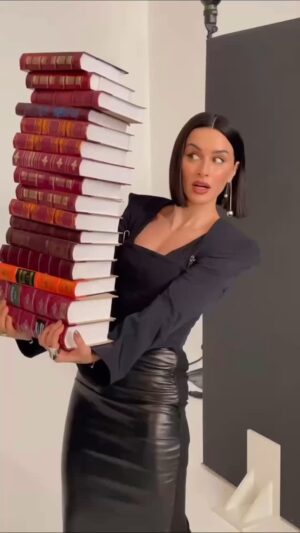 Tina Kandelaki Instagram - Готовлю новую подборку книг для девушек, которые не хотят тупеть. Ждите! 

Вот вам наглядная связь спорта и ума. Чтобы удержать и в руках, и в голове столько знаний, тренируйтесь, девочки, тренируйтесь 📚