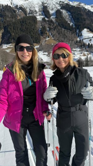 Tina Ruland Instagram - 🏔️ Langlaufen – wie schwer kann’s schon sein? 🤔

Tina und ich dachten: „Easy, das machen wir doch mit links!“ ✨ Spoiler: NEIN. 😂

❌ Eleganz? Fehlanzeige.
❌ Technik? Fragwürdig.
✅ Spaß? 1000%!!

Manchmal geht’s eben nicht ums Können, sondern ums Lachen. 😆 
Wer hat auch schon mal sportlich komplett versagt? 🙋‍♀️😂

#LanglaufenFail #ScheiterHeiter #freundinnenzeit #ResilienzMitHumor #WeilLebenPassiert #wintersport