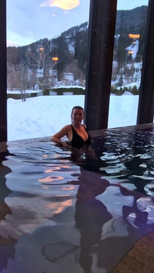 Tina Ruland Instagram - Cold outside, but its hot inside!
Dieser Pool ist einfach der Hammer, was für ein Blick auf die schneebedeckten umliegenden Berge und wunderbar warmes Wasser. Wellness at its best ❤️
Genießt ihr auch gerne mal diese Spa-Momente?
.
Werbung, wgVerlinkungunbezahlt
@hotelschneeberg #schauspielerin #schauspieler #reisende #traveller #travelblogger #reisenmachtglücklich #ski #skiurlaub #skifahren #wellness #spa #reisenmitkindern #reisenmitfreundinnen #reisenmitfreunden #pooltime #poolparty #pool