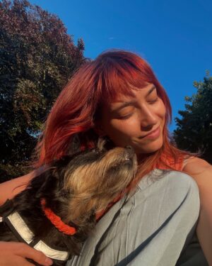 Tinne Oltmans Instagram - 5 pictures I never posted.

1. Nina ♥️
2. #GhostRockers #SingAlong 👻🎸
3. “Haal je dat?” “Jaaa.” 🐤 2025 NEW MUSIC! 🔥
4. Oma is vandaag jarig! 90 jaar! 🥹
5. Lisa, haute couture.