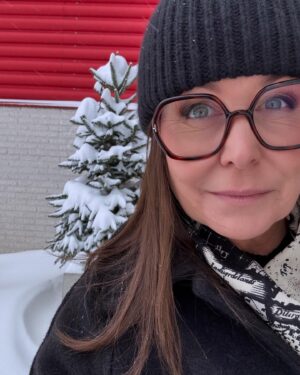 Titti Schultz Instagram - Vecka 4. Full rulle. 
Jobb, Umeå, opera, välja kök, dyrgrip, vänner, kalas, drömmöbel. 
#smärresammanfattning