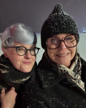 Titti Schultz Instagram - Vecka 4. Full rulle. 
Jobb, Umeå, opera, välja kök, dyrgrip, vänner, kalas, drömmöbel. 
#smärresammanfattning