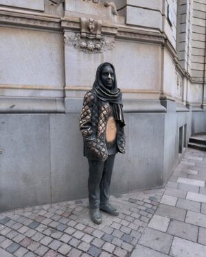 Titti Schultz Instagram - Vecka 4. Full rulle. 
Jobb, Umeå, opera, välja kök, dyrgrip, vänner, kalas, drömmöbel. 
#smärresammanfattning
