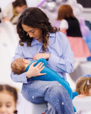 Tiziri Digne Instagram - Mon tout petit 👶🏼🩵

Les mamans 2024 comment se passe votre post partum ? 
Perso tout va bien, mis à part les nuits difficiles & l’allaitement qui se transforme en allaitement mixte 🍼 

[bébé - maman - grossesse - post partum ]