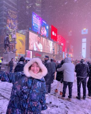 Tomoka Kurokawa Instagram - ♡
今晩はニューヨークも雪です❄️皆さんもあたたかくしてください😌
以上現場より💓👋
🌍
#黒川智花のNY珍道中
#智花inNY
#nyc
#newyork
#newyorklife
#ニューヨーク
#ニューヨーク生活
#nycsnow
#timessquare
#雪だるま
