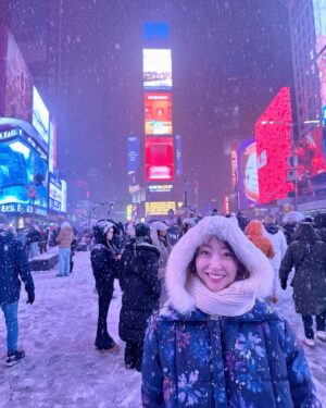 Tomoka Kurokawa Instagram - ♡
今晩はニューヨークも雪です❄️皆さんもあたたかくしてください😌
以上現場より💓👋
🌍
#黒川智花のNY珍道中
#智花inNY
#nyc
#newyork
#newyorklife
#ニューヨーク
#ニューヨーク生活
#nycsnow
#timessquare
#雪だるま