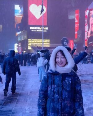 Tomoka Kurokawa Instagram - ♡
今晩はニューヨークも雪です❄️皆さんもあたたかくしてください😌
以上現場より💓👋
🌍
#黒川智花のNY珍道中
#智花inNY
#nyc
#newyork
#newyorklife
#ニューヨーク
#ニューヨーク生活
#nycsnow
#timessquare
#雪だるま