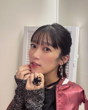 Tomoyo Kurosawa Instagram - トライブナインついにスタート👊💥

録りあたためていた「トライブナイン」がついにもうすぐリリースです◎
ゲームの世界観さながらのビカビカなスタジオで、楽しくおしゃべりさせていただきましたので、よかったら予習のつもりでYouTubeからご覧ください🙌

やっぱり、製作現場のスタッフさんにお話を伺うのがいちばん面白いよね…！！

衣装は役を意識してちょっと珍しいテイストに🤏
是非お楽しみに☺️

トップス @immez_official 
ビスチェ @laemuse.official 
イヤリング/ビーズリング @chouetteme_accessory 
ネックレス @karhtu_press @yuu_select 
その他リング @nanaguofficial