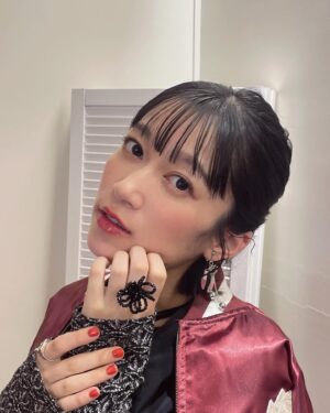 Tomoyo Kurosawa Instagram - トライブナインついにスタート👊💥

録りあたためていた「トライブナイン」がついにもうすぐリリースです◎
ゲームの世界観さながらのビカビカなスタジオで、楽しくおしゃべりさせていただきましたので、よかったら予習のつもりでYouTubeからご覧ください🙌

やっぱり、製作現場のスタッフさんにお話を伺うのがいちばん面白いよね…！！

衣装は役を意識してちょっと珍しいテイストに🤏
是非お楽しみに☺️

トップス @immez_official 
ビスチェ @laemuse.official 
イヤリング/ビーズリング @chouetteme_accessory 
ネックレス @karhtu_press @yuu_select 
その他リング @nanaguofficial