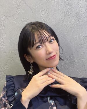 Tomoyo Kurosawa Instagram - 🐰

アークナイツ　5周年アニバーサリーフェス！
会場や配信で楽しんでくれている皆様、ありがとうございます！
理性足りてますか？☺️
理性回復ドリンク、今年もあると聞いて羨ましい限りです！
会場にお越しのドクターはぜひ一度ご賞味ください☺️✨

2025年もアークナイツをどうぞよろしくお願いいたします！

・・・・・・・・・・・・・・・・・・・・・・

ワンピース @arobe_official
イヤリング @karhtu_press 
@withy_asami