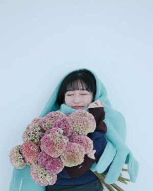 Tomoyo Kurosawa Instagram - ⛄️

toitoitoi
1月の限定ビジュアル⛄️

今年は毎月、新しいヴィジュアルが公開されます。
是非お楽しみに！

#1月 

・・・・・・・・・・・・・・・・・・・・

トップス @arc_press @_vacancy_official 
スカート @birthdayroom_official 
アクセサリー @nanaguofficial 
シューズ @ash