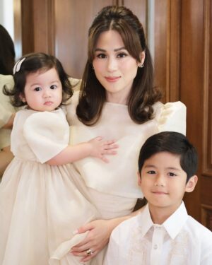 Toni Gonzaga Instagram - Ang hirap mag family photo in Filipiñana pero nailaban natin.. Thank you ate @effieinigo!😅🥰