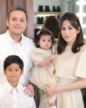 Toni Gonzaga Instagram - Ang hirap mag family photo in Filipiñana pero nailaban natin.. Thank you ate @effieinigo!😅🥰