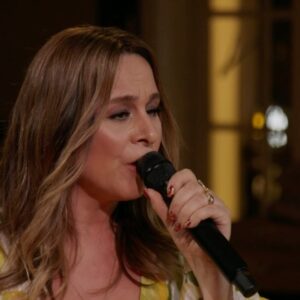 Trijntje Oosterhuis Instagram - Lieve allemaal,
Op 20 en 21 april geef ik traditiegetrouw het bijzondere “Ken Je Mij” Paasconcert in de prachtige Dominicuskerk in Amsterdam. Tijdens deze concerten zing ik de mooie liedjes van mijn vader, @huuboosterhuisfonds. Ik word begeleid door @hansvroomanspiano op vleugel en er komen prachtige gasten langs waaronder @herminedeurloo op mondharmonica. Er is een vroege inloop, want er is gelegenheid tot een hapje en drankje in de kerk. Kaartjes zijn beschikbaar via mijn website of link in bio. Ik hoop jullie daar te zien! ❤️💛

#paastraditie #kenjemij #paasconcert #dominicuskerk #huuboosterhuis #amsterdam #20april #21april #pasen