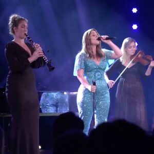 Trijntje Oosterhuis Instagram - Lieve allemaal,
Op 20 en 21 april geef ik traditiegetrouw het bijzondere “Ken Je Mij” Paasconcert in de prachtige Dominicuskerk in Amsterdam. Tijdens deze concerten zing ik de mooie liedjes van mijn vader, @huuboosterhuisfonds. Ik word begeleid door @hansvroomanspiano op vleugel en er komen prachtige gasten langs waaronder @herminedeurloo op mondharmonica. Er is een vroege inloop, want er is gelegenheid tot een hapje en drankje in de kerk. Kaartjes zijn beschikbaar via mijn website of link in bio. Ik hoop jullie daar te zien! ❤️💛

#paastraditie #kenjemij #paasconcert #dominicuskerk #huuboosterhuis #amsterdam #20april #21april #pasen