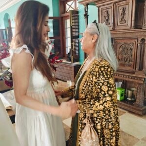 Urmila Matondkar Instagram - An absolute epic day that it was..with some of the best talents our industry has!!
Afternoon full of love,laughter,affection,admiration and great camaraderie 🥰❤️
Because it was a Special Birthday of someone very special to all us..”Jaadu” in real sense as the entire nation is spellbound with his words for decades.. #oneandonly @jaduakhtar ❤️
Thank you dearest @azmishabana18 for these awesome moments which truly enrich my life ❤️🙏🏻🥰
