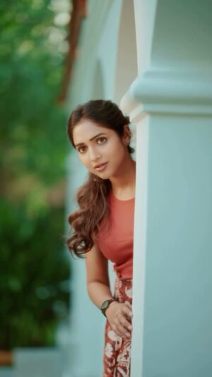 Vaishali Raj Instagram - Everyone has an untold story What was yours ?? beautifully and with lot of #memories ❤️ 

Edit and created @ganesh_b_parugani 
Hair @vicky_hairstylist_official 
.
.
.
.
#meenu #sankranthikivasthunam #explorepage #explore #reelsinstagram #trending #meenakshi #vaishaliraj